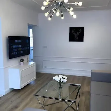 Before Making A Request, Read My Host Profile At Bottom Of Page # Beautiful Apartment In The Center *
